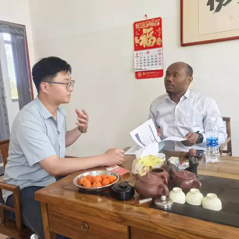 Pelanggan Afrika melawat Liweiyuan untuk bersama -sama mengembangkan pasaran Struktur Keluli Afrika