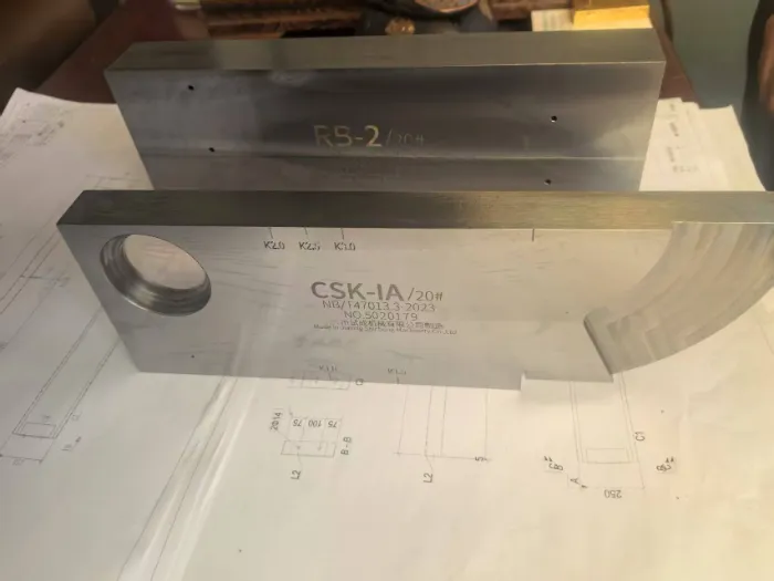 Latihan operasi untuk pengesan kecacatan ultrasonik yang baru dibeli di Qingdao Liweiyuan Steel Structure.
